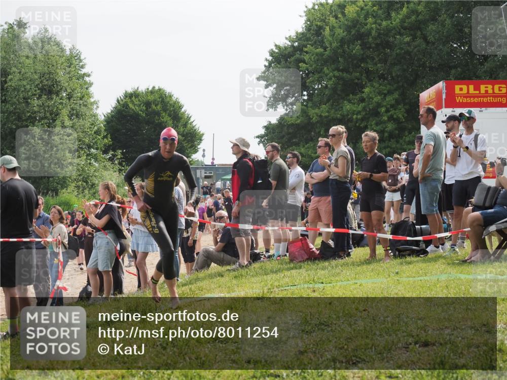 15.06.2025 - 27. Vierlanden-Triathlon KatJ http://msf.ph/oto/8011254 15.06.2025 10:13:01 Schwimmen 512, 625 meine-sportfotos.de
