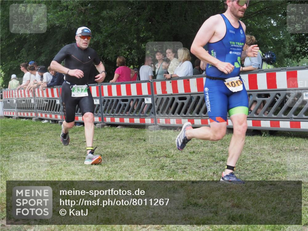 21.06.2025 - 27. Vierlanden-Triathlon KatJ http://msf.ph/oto/8011267 15.06.2025 13:05:56 Ziel 692, 837, 1017 meine-sportfotos.de