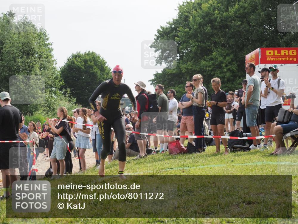 15.06.2025 - 27. Vierlanden-Triathlon KatJ http://msf.ph/oto/8011272 15.06.2025 10:13:01 Schwimmen 512, 625 meine-sportfotos.de