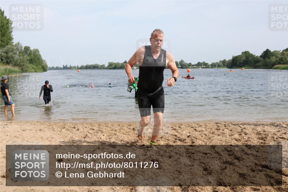 15.06.2025 - 27. Vierlanden-Triathlon Lena Gebhardt http://msf.ph/oto/8011276 15.06.2025 10:08:05 Schwimmen 295, 373, 395, 403, 407 meine-sportfotos.de