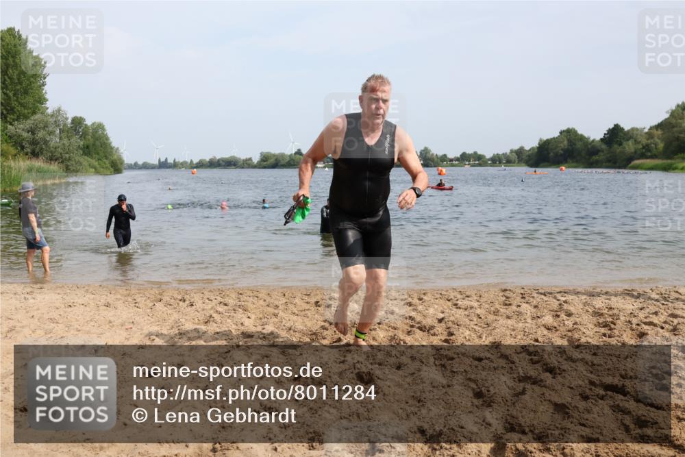 15.06.2025 - 27. Vierlanden-Triathlon Lena Gebhardt http://msf.ph/oto/8011284 15.06.2025 10:08:05 Schwimmen 295, 373, 395, 403, 407 meine-sportfotos.de
