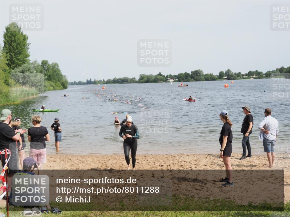 21.06.2025 - 27. Vierlanden-Triathlon MichiJ http://msf.ph/oto/8011288 15.06.2026 10:13:58 Schwimmen 472, 475, 490, 540 meine-sportfotos.de