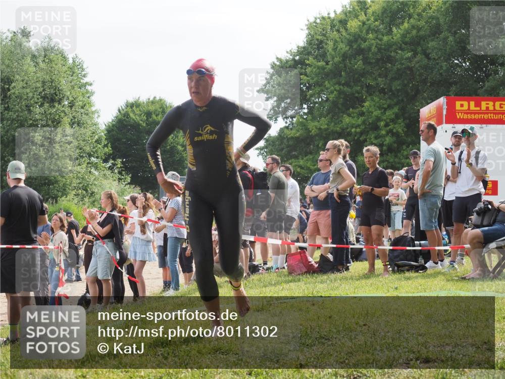 15.06.2025 - 27. Vierlanden-Triathlon KatJ http://msf.ph/oto/8011302 15.06.2025 10:13:02 Schwimmen 512 meine-sportfotos.de