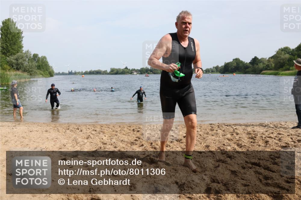 15.06.2025 - 27. Vierlanden-Triathlon Lena Gebhardt http://msf.ph/oto/8011306 15.06.2025 10:08:06 Schwimmen 295, 373, 399, 403 meine-sportfotos.de