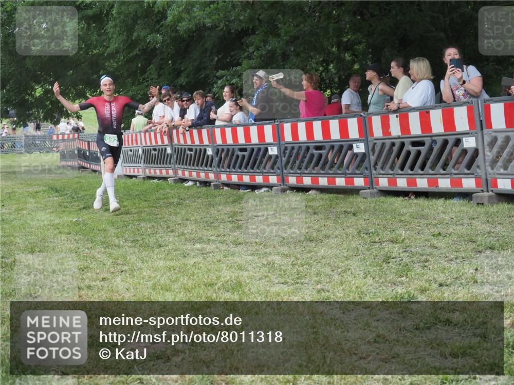21.06.2025 - 27. Vierlanden-Triathlon KatJ http://msf.ph/oto/8011318 15.06.2025 13:05:59 Ziel 692 meine-sportfotos.de