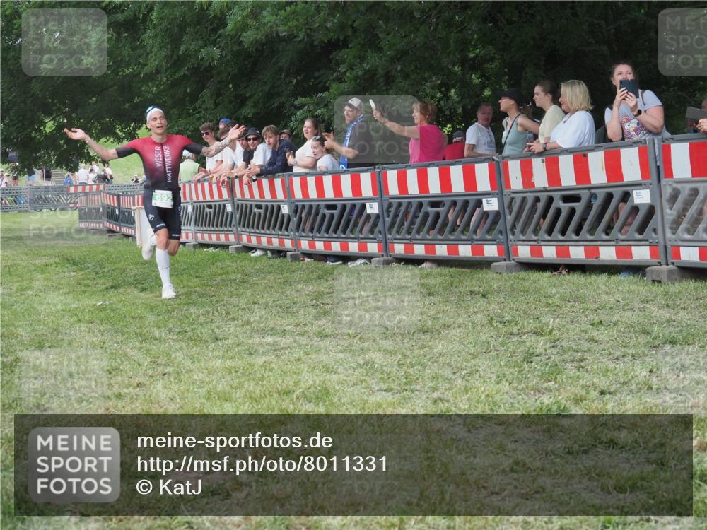 21.06.2025 - 27. Vierlanden-Triathlon KatJ http://msf.ph/oto/8011331 15.06.2025 13:05:59 Ziel 692 meine-sportfotos.de