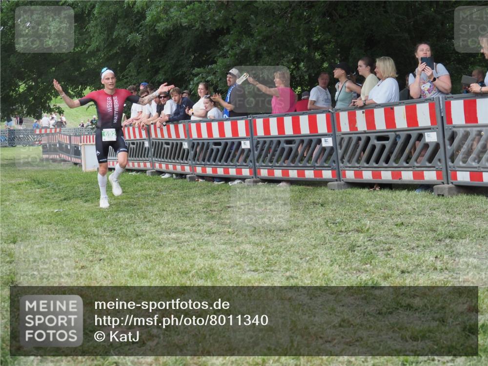 21.06.2025 - 27. Vierlanden-Triathlon KatJ http://msf.ph/oto/8011340 15.06.2025 13:05:59 Ziel 692 meine-sportfotos.de