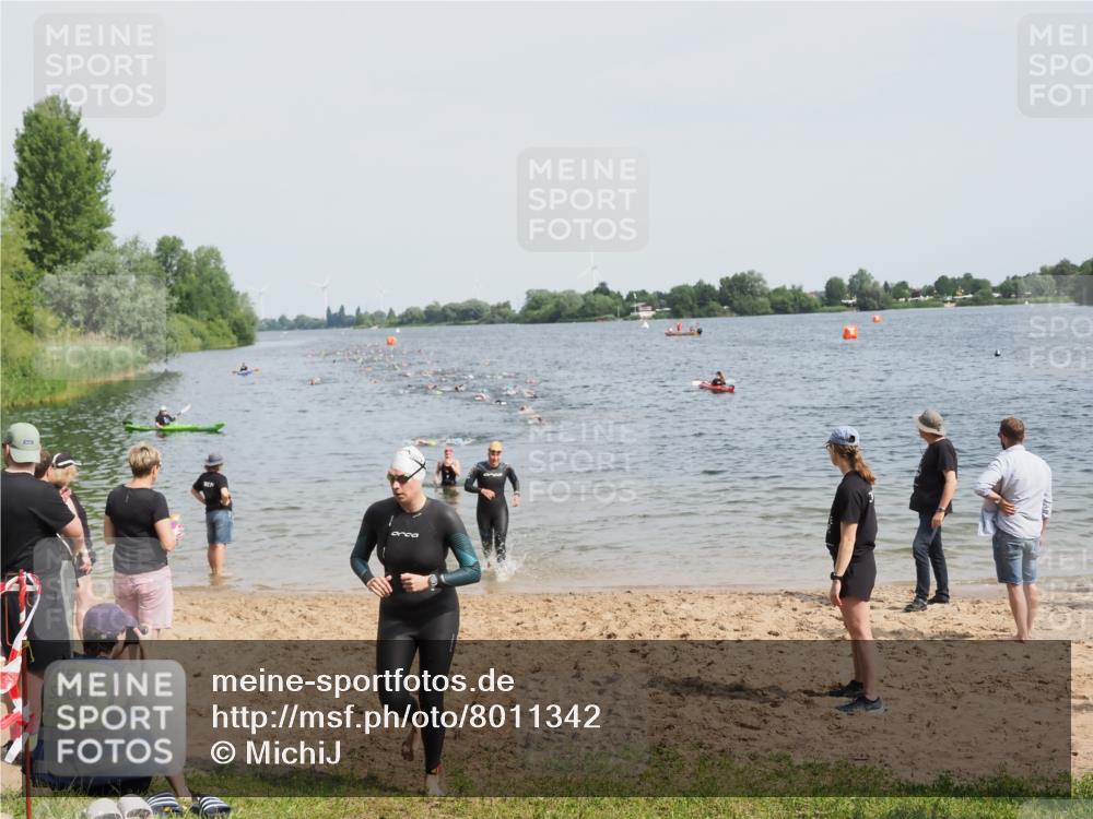 21.06.2025 - 27. Vierlanden-Triathlon MichiJ http://msf.ph/oto/8011342 15.06.2026 10:14:00 Schwimmen 472, 475, 490 meine-sportfotos.de