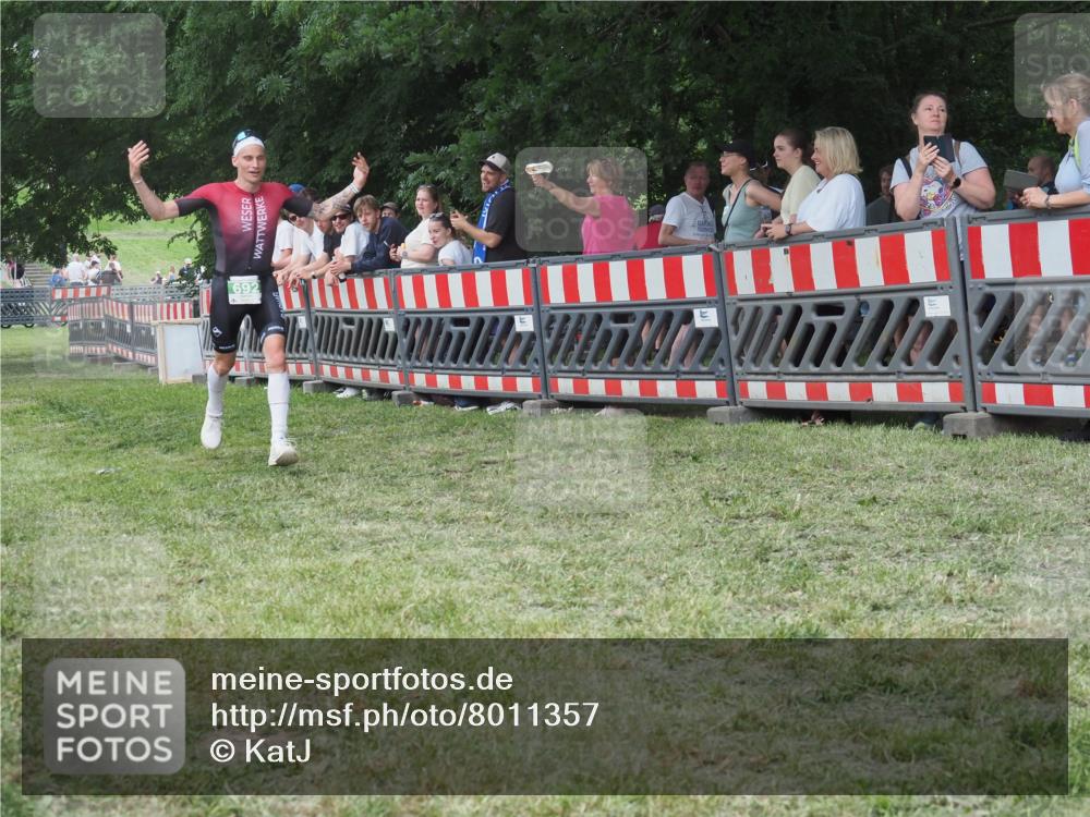 21.06.2025 - 27. Vierlanden-Triathlon KatJ http://msf.ph/oto/8011357 15.06.2025 13:05:59 Ziel 692 meine-sportfotos.de