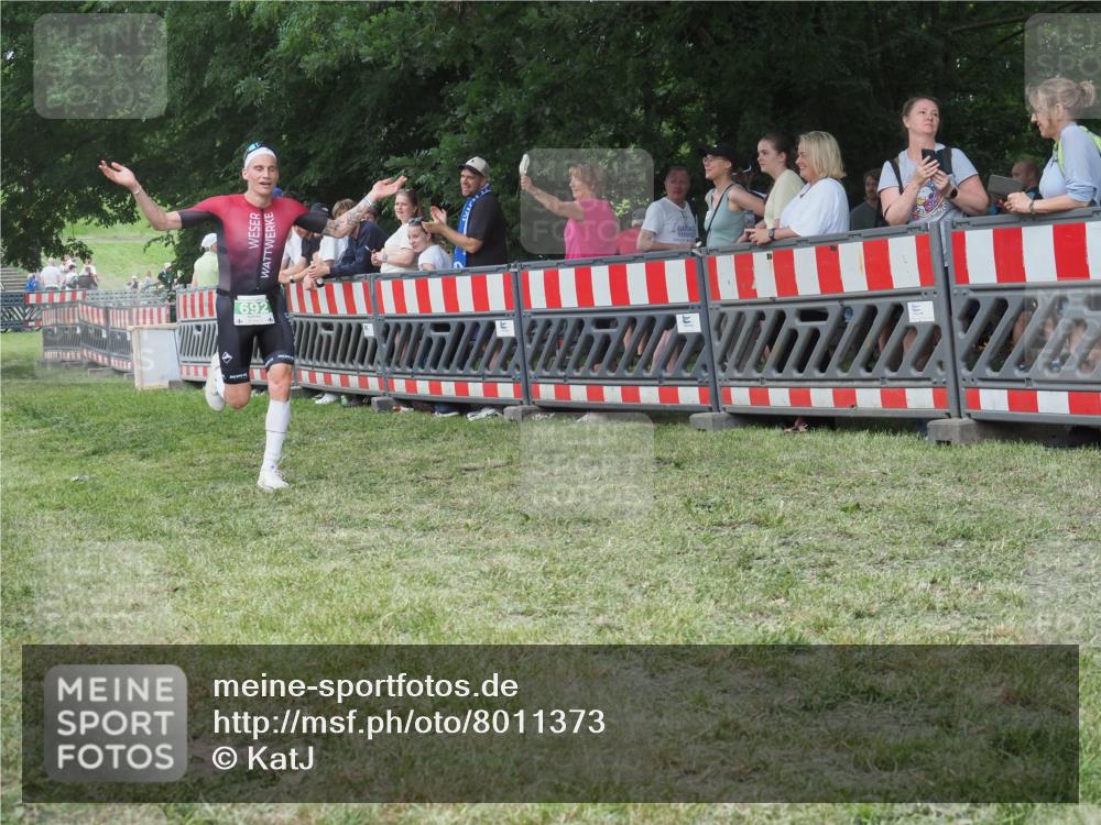 21.06.2025 - 27. Vierlanden-Triathlon KatJ http://msf.ph/oto/8011373 15.06.2025 13:05:59 Ziel 692 meine-sportfotos.de
