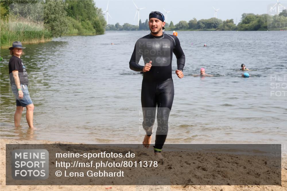 15.06.2025 - 27. Vierlanden-Triathlon Lena Gebhardt http://msf.ph/oto/8011378 15.06.2025 10:08:10 Schwimmen 295, 373, 399, 403 meine-sportfotos.de