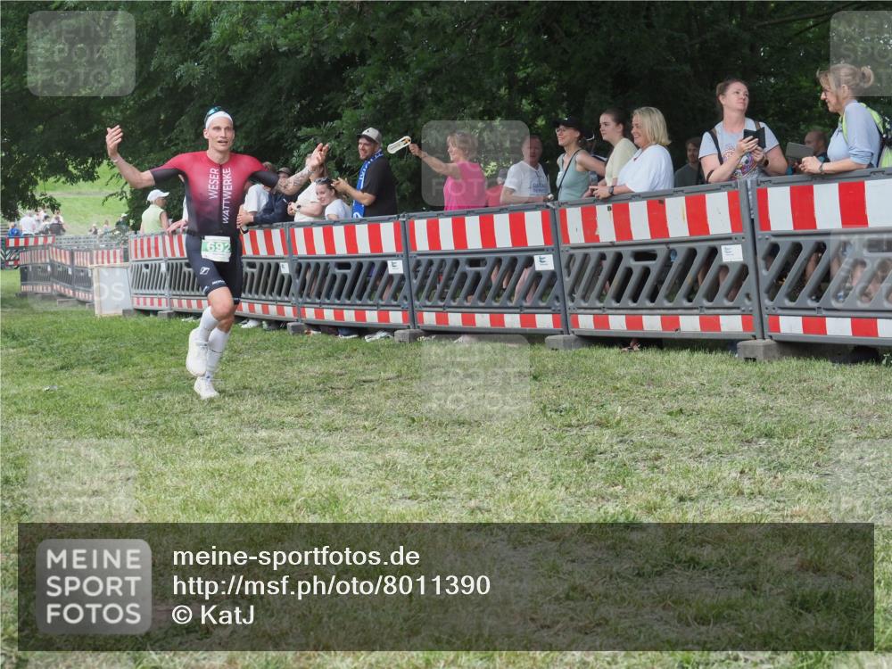 21.06.2025 - 27. Vierlanden-Triathlon KatJ http://msf.ph/oto/8011390 15.06.2025 13:06:00 Ziel 692 meine-sportfotos.de