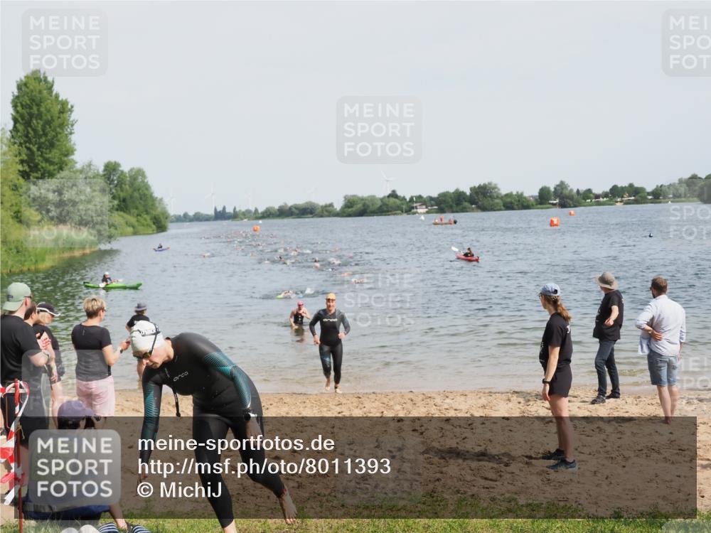 21.06.2025 - 27. Vierlanden-Triathlon MichiJ http://msf.ph/oto/8011393 15.06.2026 10:14:01 Schwimmen 472, 475 meine-sportfotos.de