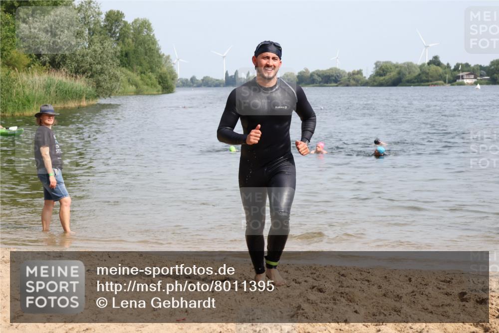 15.06.2025 - 27. Vierlanden-Triathlon Lena Gebhardt http://msf.ph/oto/8011395 15.06.2025 10:08:11 Schwimmen 295, 373, 399, 403 meine-sportfotos.de