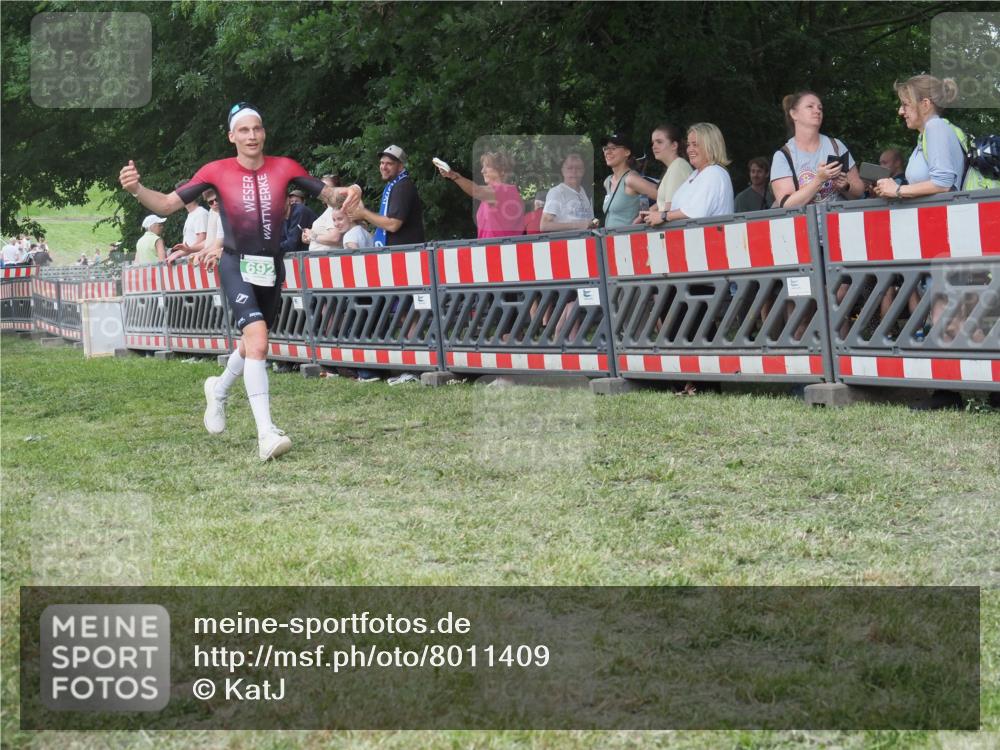 21.06.2025 - 27. Vierlanden-Triathlon KatJ http://msf.ph/oto/8011409 15.06.2025 13:06:00 Ziel 692 meine-sportfotos.de