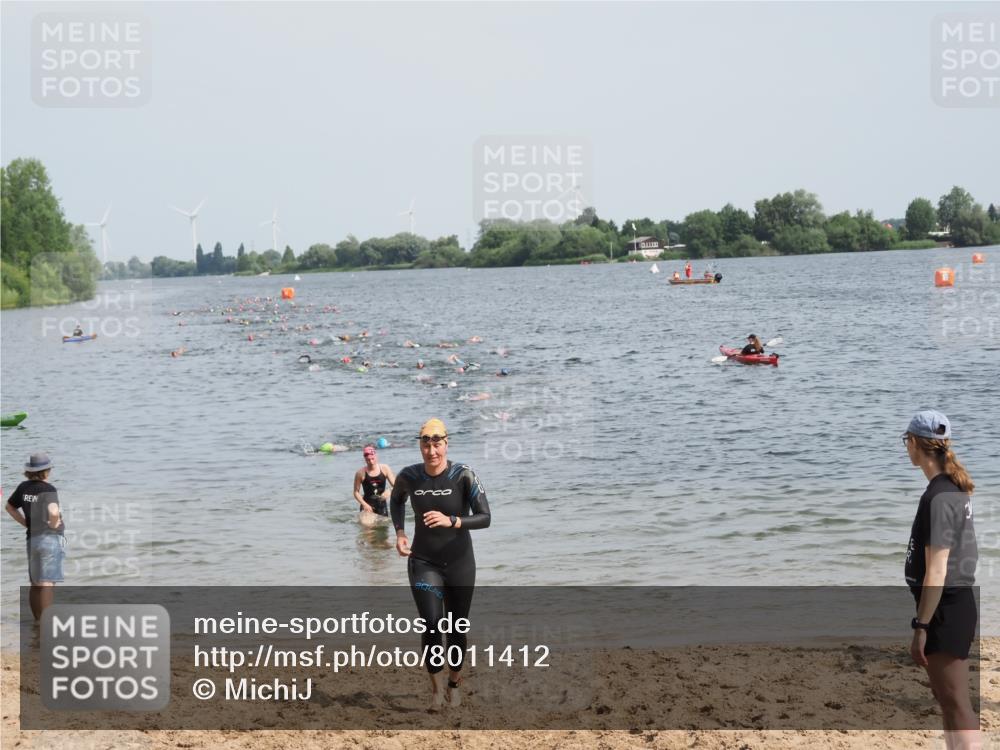 21.06.2025 - 27. Vierlanden-Triathlon MichiJ http://msf.ph/oto/8011412 15.06.2026 10:14:02 Schwimmen 472, 475 meine-sportfotos.de