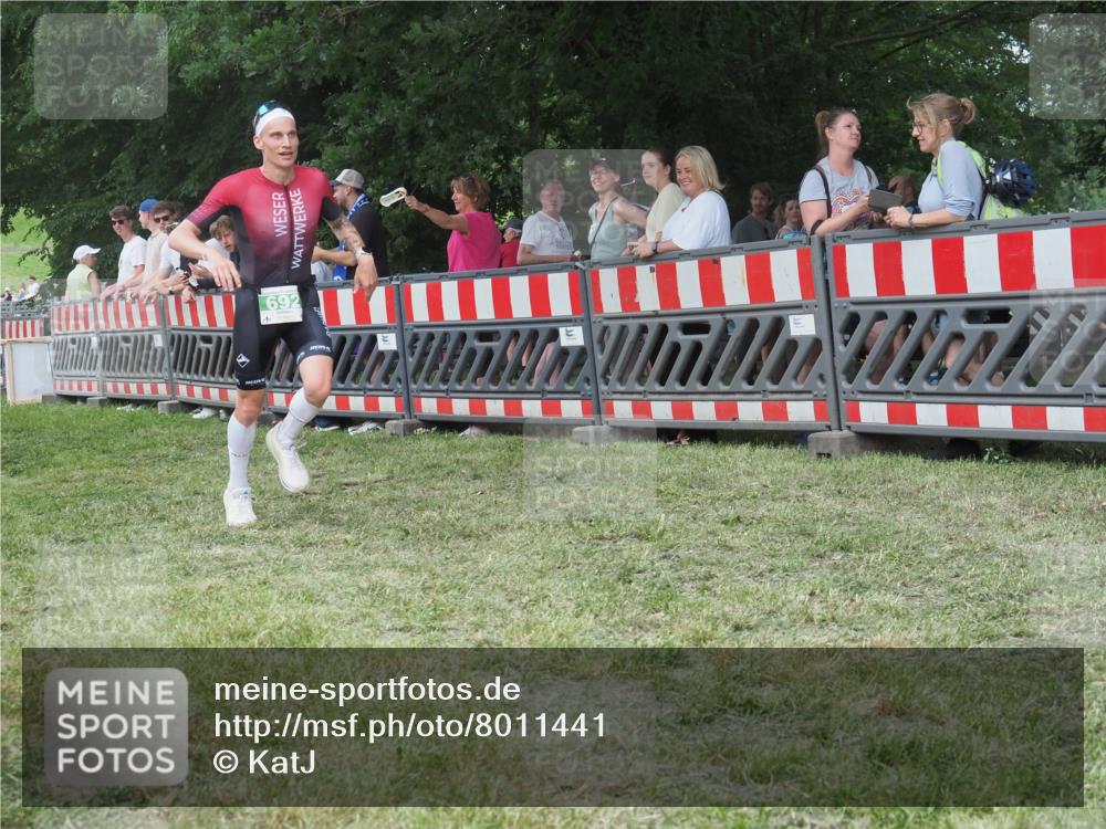 21.06.2025 - 27. Vierlanden-Triathlon KatJ http://msf.ph/oto/8011441 15.06.2025 13:06:00 Ziel 692 meine-sportfotos.de
