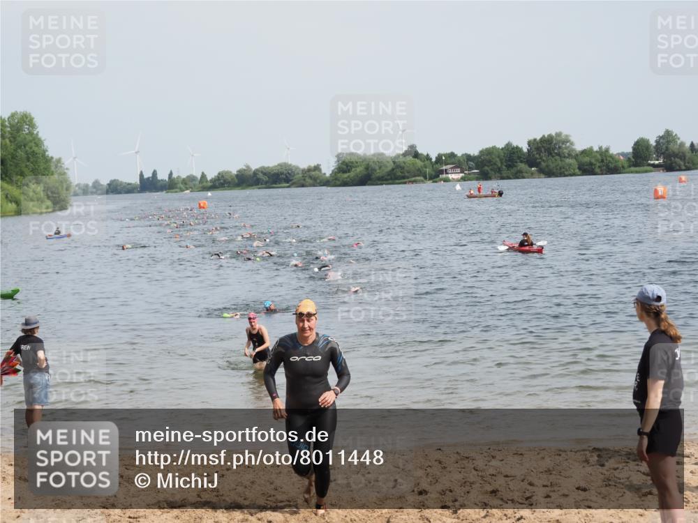 21.06.2025 - 27. Vierlanden-Triathlon MichiJ http://msf.ph/oto/8011448 15.06.2026 10:14:03 Schwimmen 472, 475, 632 meine-sportfotos.de