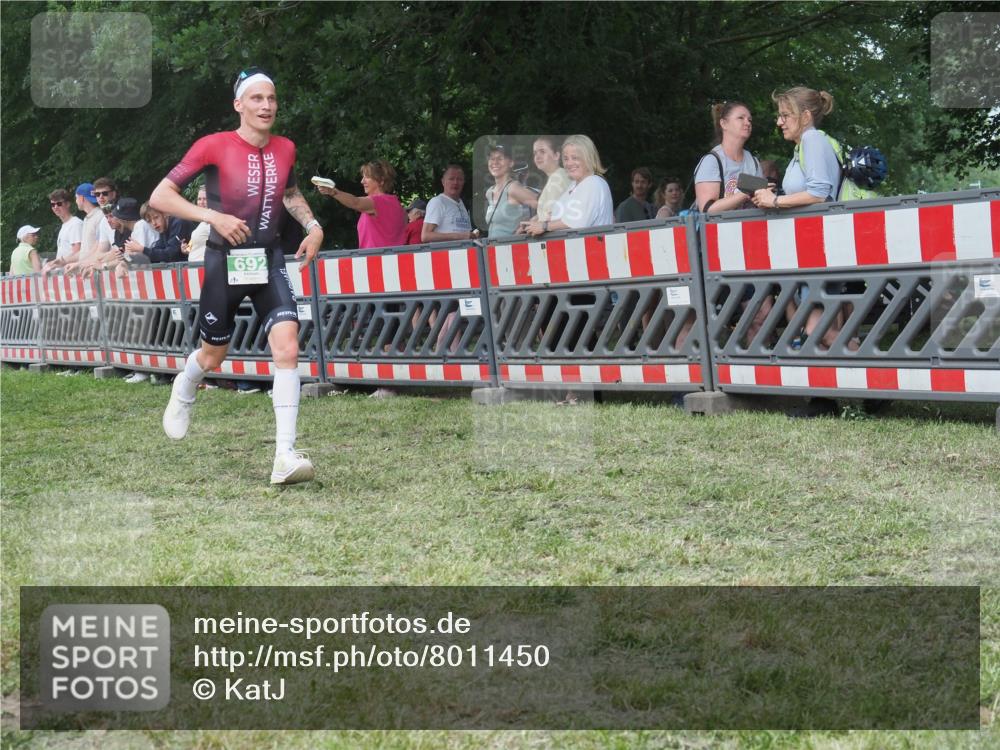 21.06.2025 - 27. Vierlanden-Triathlon KatJ http://msf.ph/oto/8011450 15.06.2025 13:06:00 Ziel 692 meine-sportfotos.de