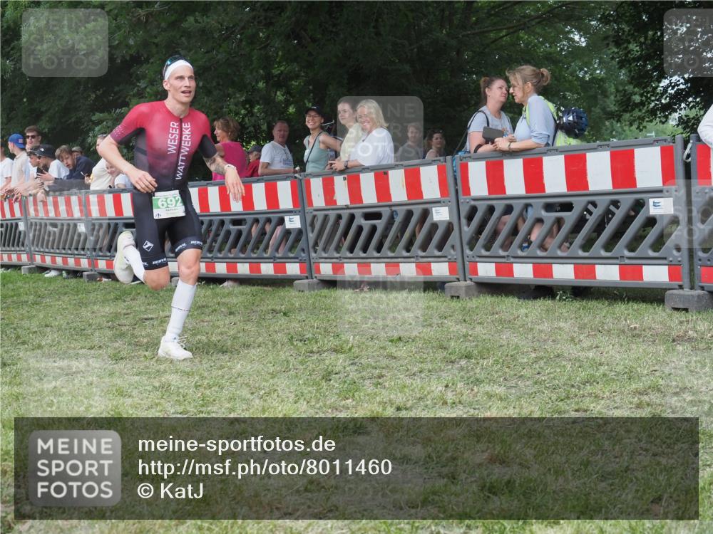 21.06.2025 - 27. Vierlanden-Triathlon KatJ http://msf.ph/oto/8011460 15.06.2025 13:06:00 Ziel 692 meine-sportfotos.de
