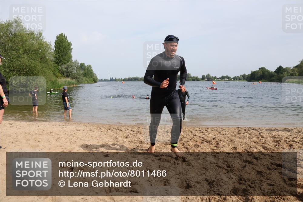 15.06.2025 - 27. Vierlanden-Triathlon Lena Gebhardt http://msf.ph/oto/8011466 15.06.2025 10:08:12 Schwimmen 295, 373, 399, 403 meine-sportfotos.de