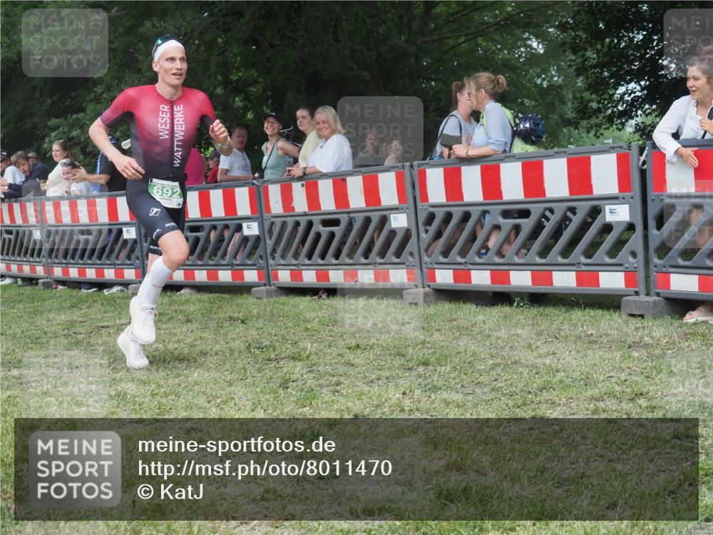 21.06.2025 - 27. Vierlanden-Triathlon KatJ http://msf.ph/oto/8011470 15.06.2025 13:06:00 Ziel 692 meine-sportfotos.de