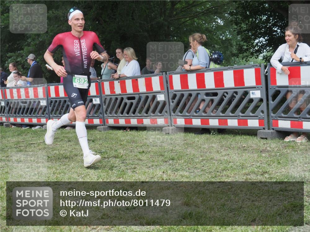 21.06.2025 - 27. Vierlanden-Triathlon KatJ http://msf.ph/oto/8011479 15.06.2025 13:06:00 Ziel 692 meine-sportfotos.de