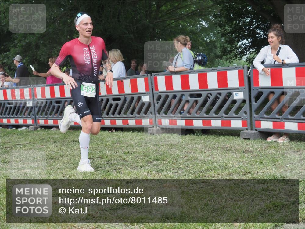 21.06.2025 - 27. Vierlanden-Triathlon KatJ http://msf.ph/oto/8011485 15.06.2025 13:06:01 Ziel 692 meine-sportfotos.de