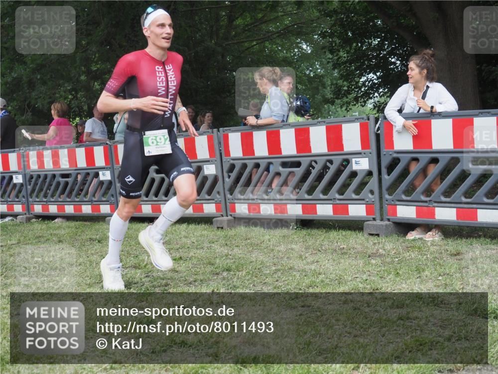 21.06.2025 - 27. Vierlanden-Triathlon KatJ http://msf.ph/oto/8011493 15.06.2025 13:06:01 Ziel 692 meine-sportfotos.de