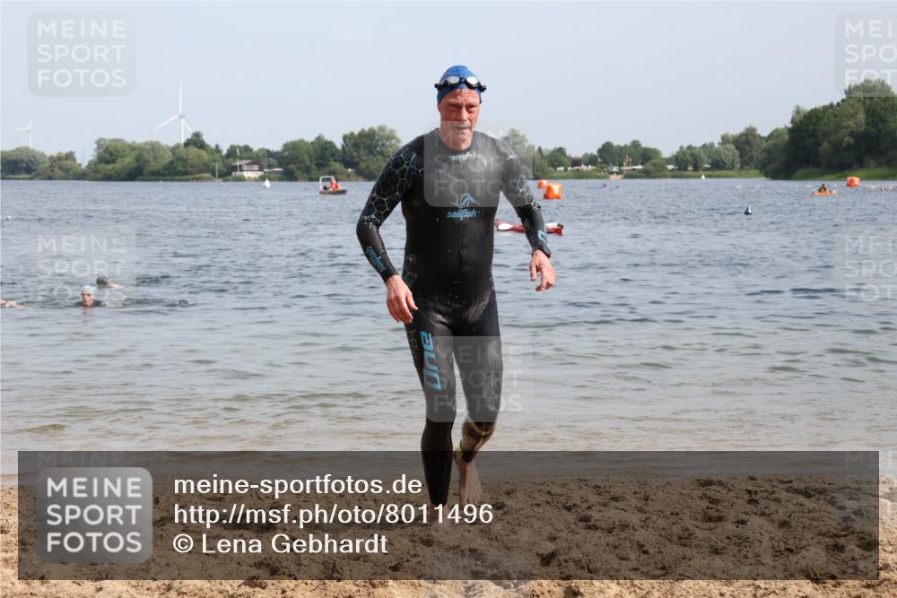 15.06.2025 - 27. Vierlanden-Triathlon Lena Gebhardt http://msf.ph/oto/8011496 15.06.2025 10:08:15 Schwimmen 295, 373, 399, 403 meine-sportfotos.de