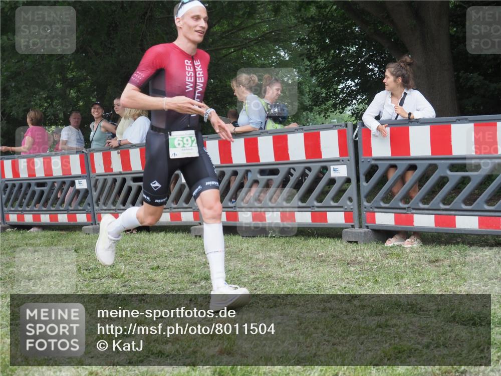 21.06.2025 - 27. Vierlanden-Triathlon KatJ http://msf.ph/oto/8011504 15.06.2025 13:06:01 Ziel 692 meine-sportfotos.de