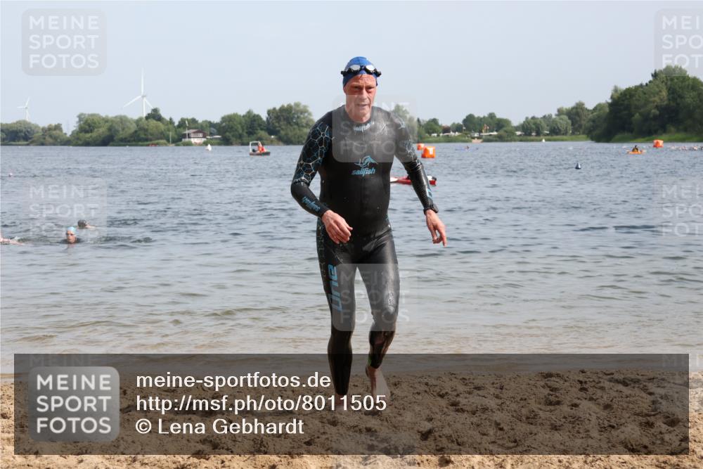 15.06.2025 - 27. Vierlanden-Triathlon Lena Gebhardt http://msf.ph/oto/8011505 15.06.2025 10:08:15 Schwimmen 295, 373, 399, 403 meine-sportfotos.de