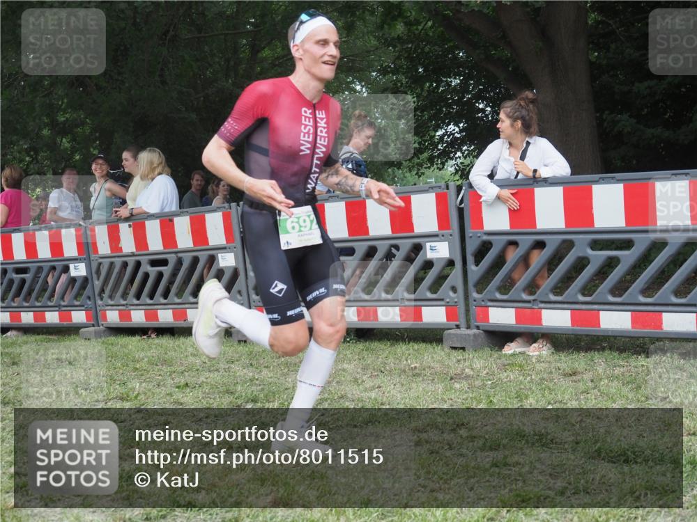 21.06.2025 - 27. Vierlanden-Triathlon KatJ http://msf.ph/oto/8011515 15.06.2025 13:06:01 Ziel 692 meine-sportfotos.de