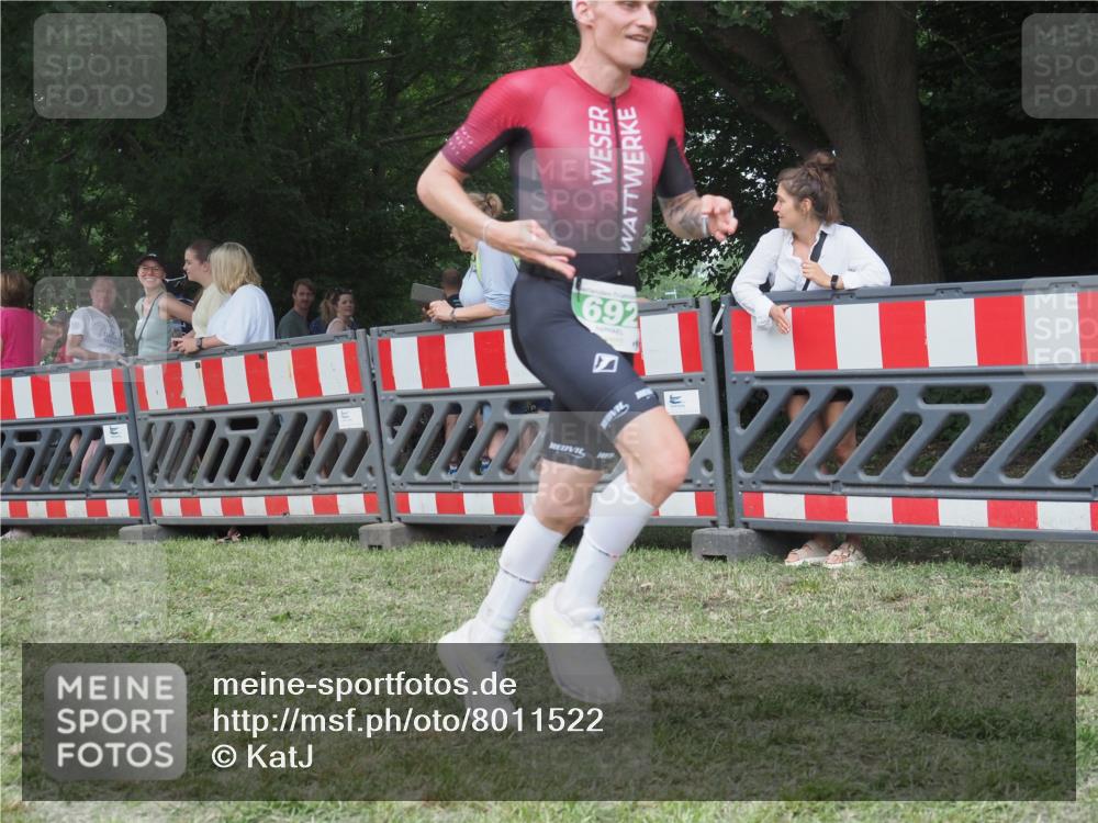 21.06.2025 - 27. Vierlanden-Triathlon KatJ http://msf.ph/oto/8011522 15.06.2025 13:06:01 Ziel 692 meine-sportfotos.de