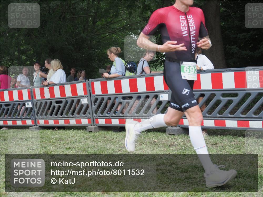 21.06.2025 - 27. Vierlanden-Triathlon KatJ http://msf.ph/oto/8011532 15.06.2025 13:06:01 Ziel 692 meine-sportfotos.de