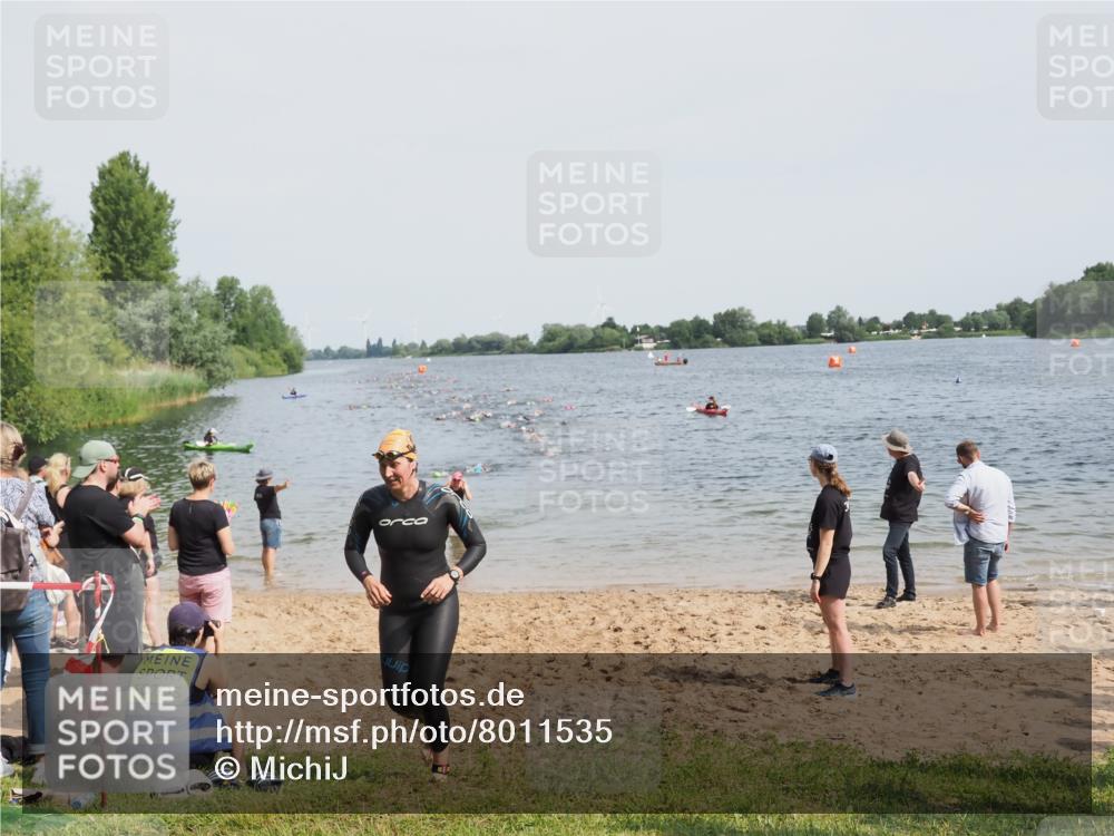 21.06.2025 - 27. Vierlanden-Triathlon MichiJ http://msf.ph/oto/8011535 15.06.2026 10:14:05 Schwimmen 472, 475, 632 meine-sportfotos.de