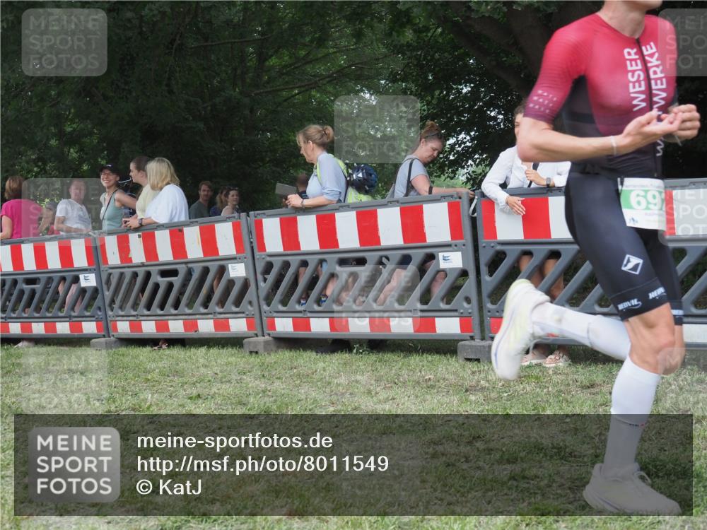 21.06.2025 - 27. Vierlanden-Triathlon KatJ http://msf.ph/oto/8011549 15.06.2025 13:06:01 Ziel 692 meine-sportfotos.de