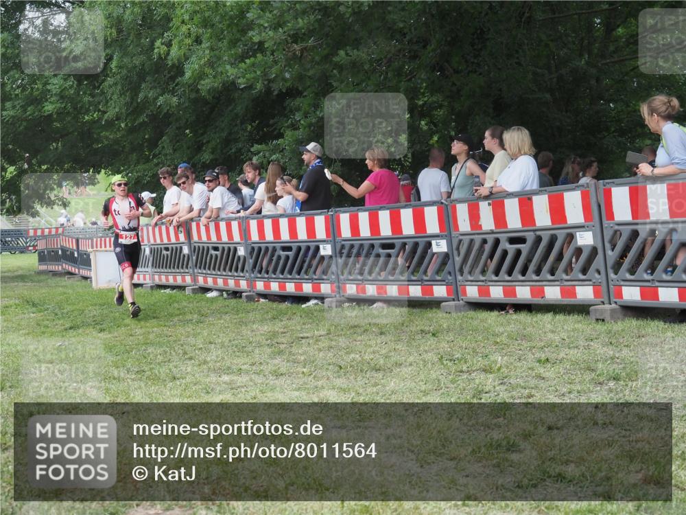21.06.2025 - 27. Vierlanden-Triathlon KatJ http://msf.ph/oto/8011564 15.06.2025 13:06:24 Ziel 127 meine-sportfotos.de