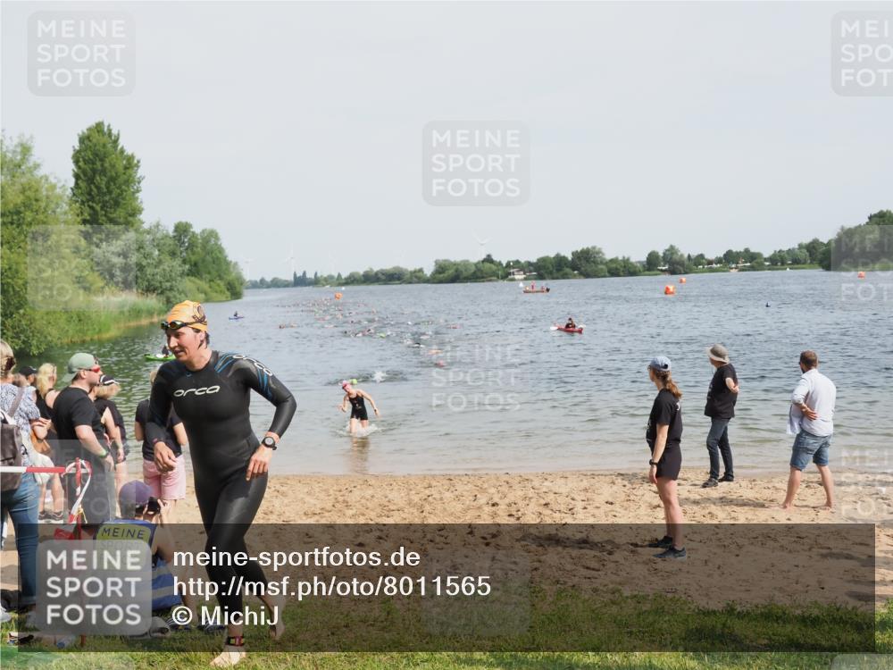 21.06.2025 - 27. Vierlanden-Triathlon MichiJ http://msf.ph/oto/8011565 15.06.2026 10:14:05 Schwimmen 472, 475, 632 meine-sportfotos.de