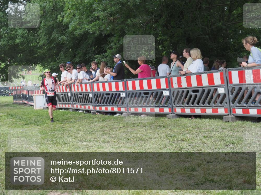 21.06.2025 - 27. Vierlanden-Triathlon KatJ http://msf.ph/oto/8011571 15.06.2025 13:06:24 Ziel 127 meine-sportfotos.de