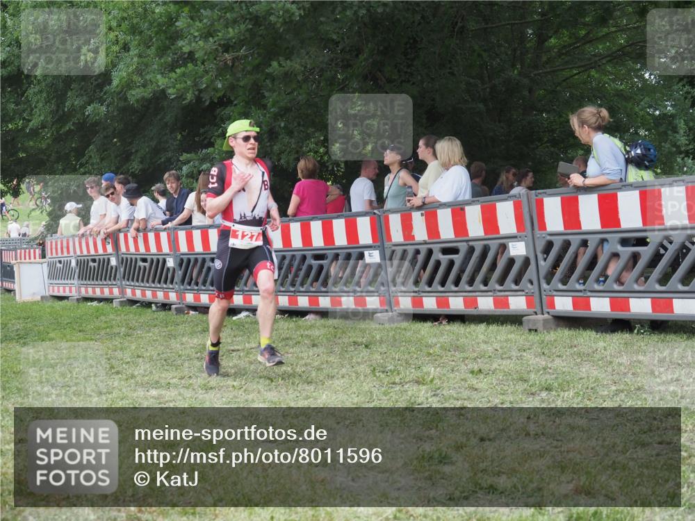 21.06.2025 - 27. Vierlanden-Triathlon KatJ http://msf.ph/oto/8011596 15.06.2025 13:06:26 Ziel 127 meine-sportfotos.de
