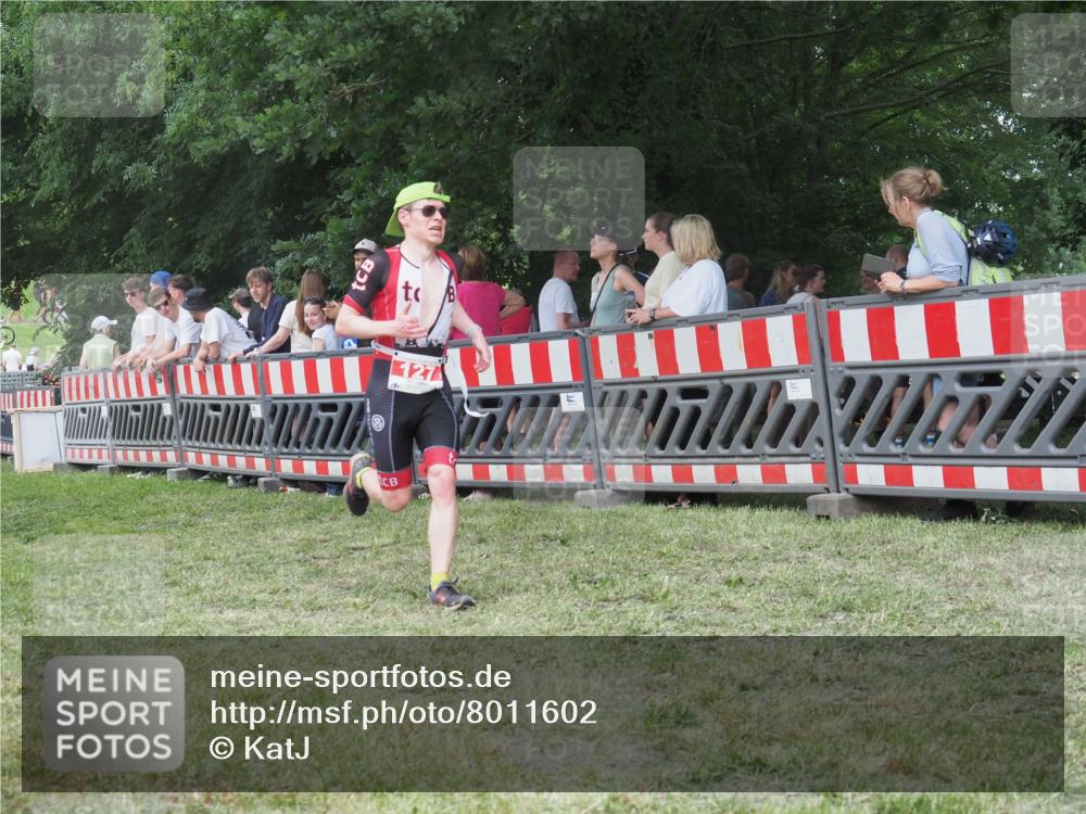 21.06.2025 - 27. Vierlanden-Triathlon KatJ http://msf.ph/oto/8011602 15.06.2025 13:06:26 Ziel 127 meine-sportfotos.de