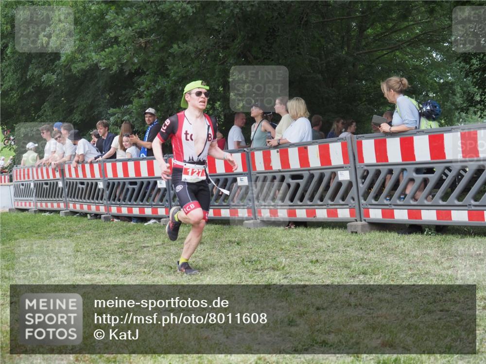 21.06.2025 - 27. Vierlanden-Triathlon KatJ http://msf.ph/oto/8011608 15.06.2025 13:06:26 Ziel 127 meine-sportfotos.de