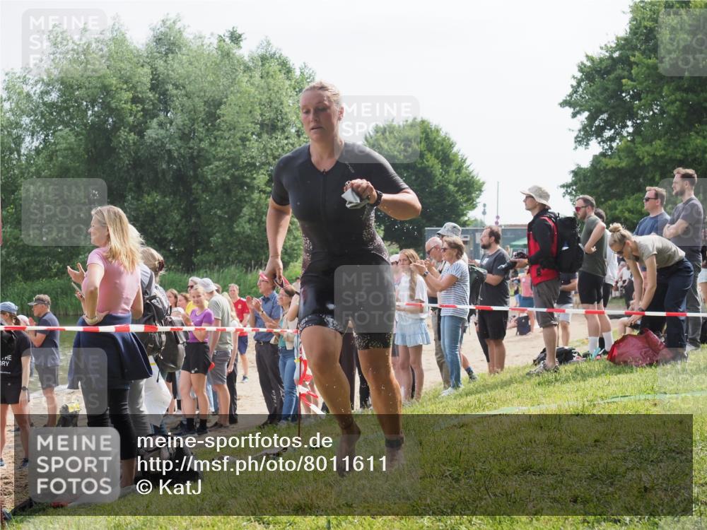 15.06.2025 - 27. Vierlanden-Triathlon KatJ http://msf.ph/oto/8011611 15.06.2025 10:13:43 Schwimmen 545, 585, 622 meine-sportfotos.de