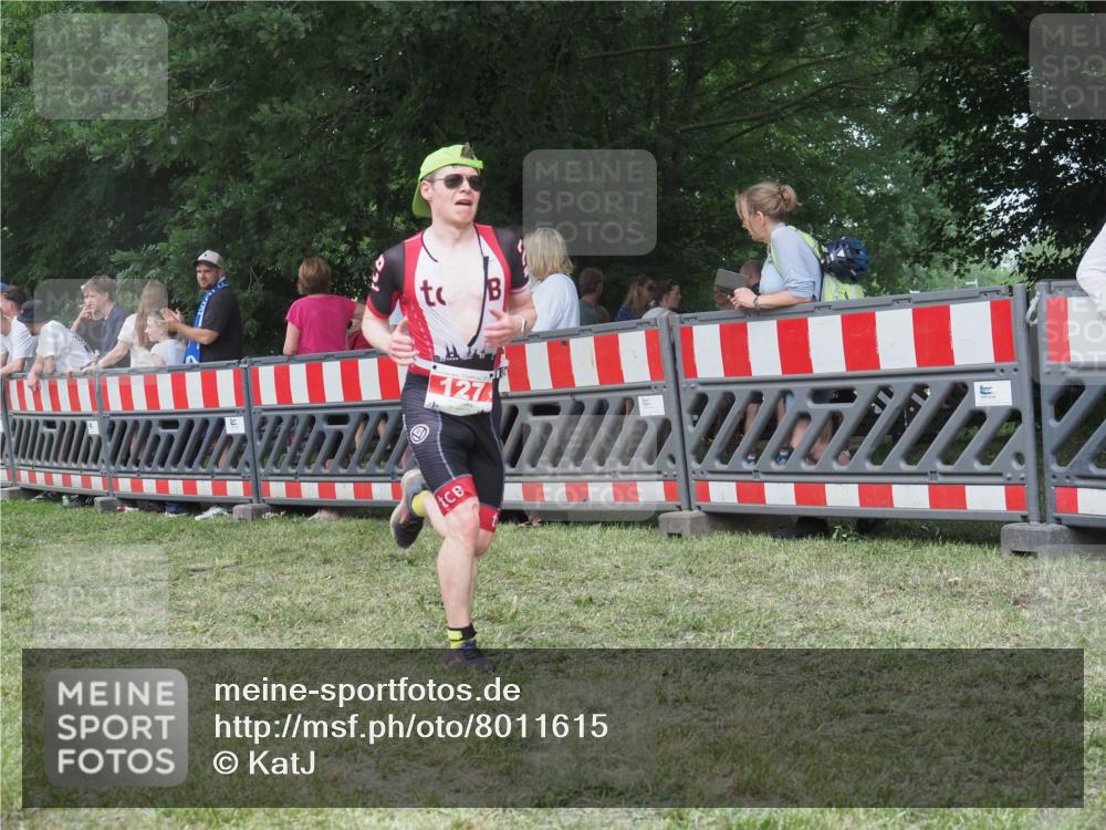 21.06.2025 - 27. Vierlanden-Triathlon KatJ http://msf.ph/oto/8011615 15.06.2025 13:06:26 Ziel 127 meine-sportfotos.de