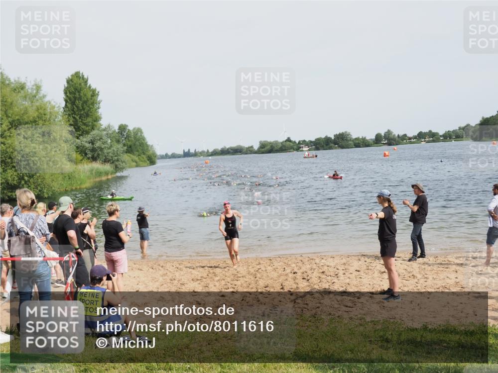 21.06.2025 - 27. Vierlanden-Triathlon MichiJ http://msf.ph/oto/8011616 15.06.2026 10:14:09 Schwimmen 475, 632 meine-sportfotos.de