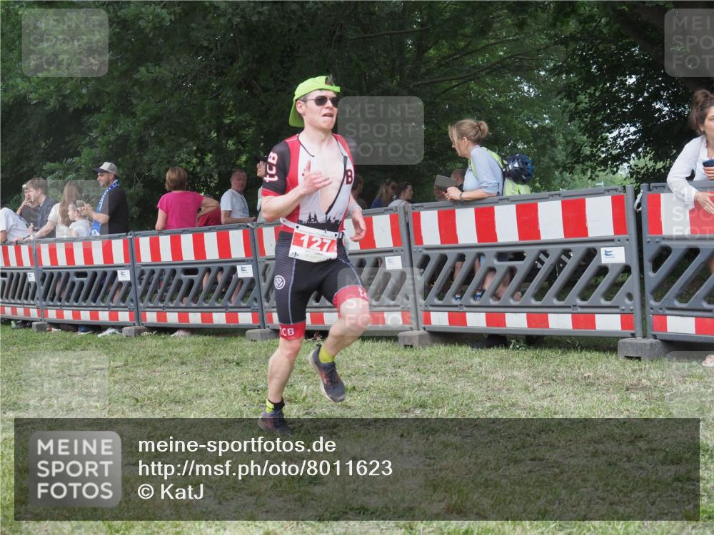 21.06.2025 - 27. Vierlanden-Triathlon KatJ http://msf.ph/oto/8011623 15.06.2025 13:06:26 Ziel 127 meine-sportfotos.de