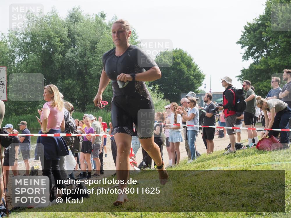 15.06.2025 - 27. Vierlanden-Triathlon KatJ http://msf.ph/oto/8011625 15.06.2025 10:13:43 Schwimmen 545, 585, 622 meine-sportfotos.de