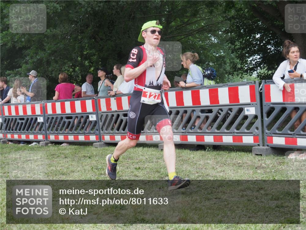 21.06.2025 - 27. Vierlanden-Triathlon KatJ http://msf.ph/oto/8011633 15.06.2025 13:06:27 Ziel 127 meine-sportfotos.de