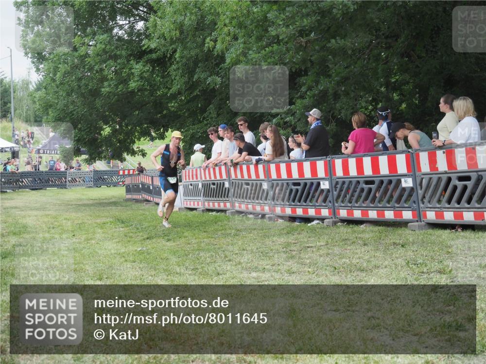 21.06.2025 - 27. Vierlanden-Triathlon KatJ http://msf.ph/oto/8011645 15.06.2025 13:06:47 Ziel 654 meine-sportfotos.de